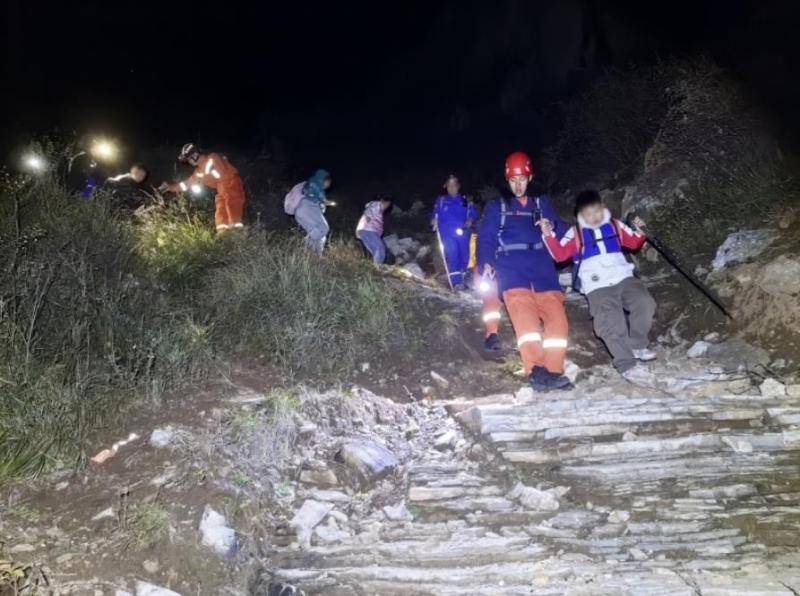 信用網皇冠申请注册_河北一书院31名师生及家长爬山迷路 京冀两地消防联合救援