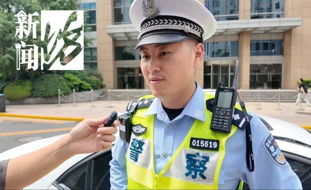 皇冠信用网会员开户_上海街头男孩崩溃大哭：爸妈要放弃我了！交警坐路边耐心安慰皇冠信用网会员开户，网友泪奔