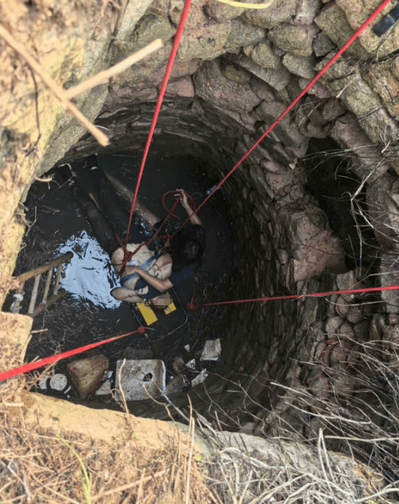 哥斯达黎加甲组联赛_多条蛇缠身哥斯达黎加甲组联赛，女子被咬了也不敢动！深井内苦撑54小时后……