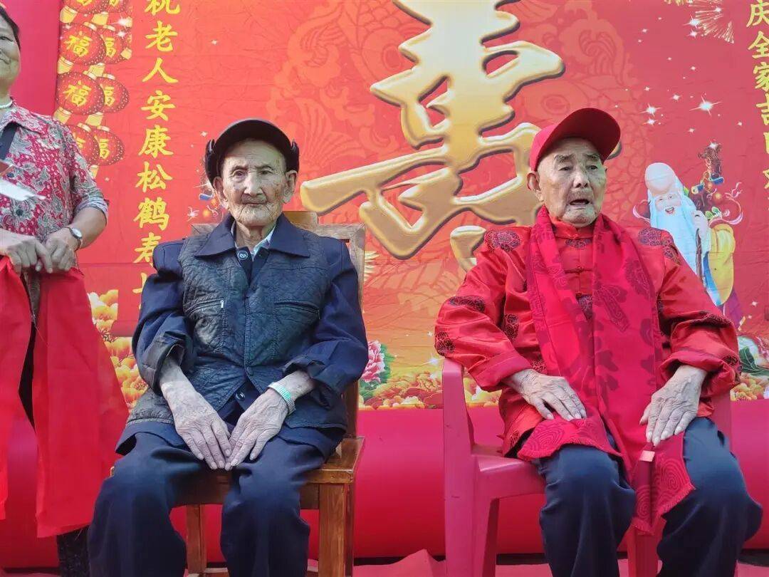 皇冠信用盘账号开通_重庆103岁哥哥参加100岁弟弟生日宴皇冠信用盘账号开通,家人:他俩粗茶淡饭从不挑食,家族有长寿基因